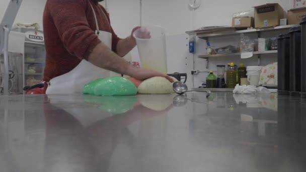 ピアチェンツァ イタリア 2022年12月 ピザのフォカッチャとケータリングパーティーフィンガーフードと前菜のためのパンのための色の生地を平滑マッサージを混練創造的なパン屋 — ストック動画