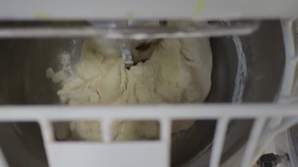 パン職人が休日のお菓子やパンのために練り生地を混ぜる 4Kビデオ — ストック動画