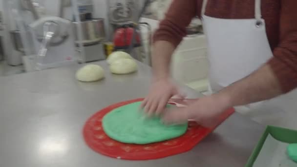 意大利皮亚琴察 2022年12月 创意烘培师揉搓按摩平滑切面面包 披萨焦点和面包 用于宴会食指和开胃菜 — 图库视频影像