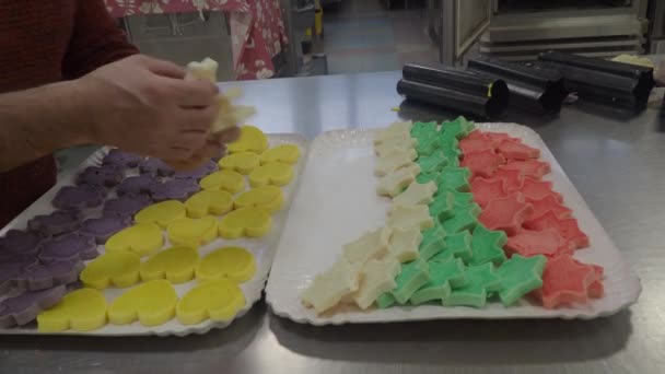 ベーカースライス赤紫色黄色と緑の星の雲とハート型の色のパン休日のイベントのケータリングキッチンで — ストック動画