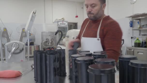 Boulanger Remplissant Des Moules Professionnels Avec Pâte Colorée Préparant Des — Video