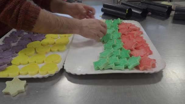 ベーカースライス赤紫色黄色と緑の星の雲とハート型の色のパン休日のイベントのケータリングキッチンで — ストック動画