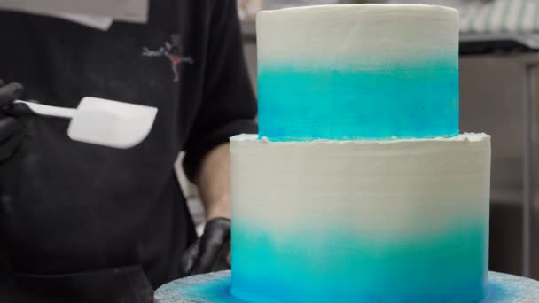 Pasta Tasarımcısı Pürüzsüz Dönüyor Buzlu Görkemli Mavi Düğün Pastasını Spatula — Stok video