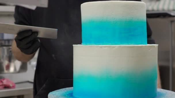 Diseñador Torta Girando Suavizado Nivelación Esmerilado Grandioso Azul Blanco Pastel — Vídeos de Stock