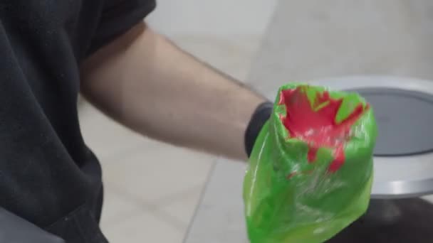 Танення Пакету Труб Червона Начинка Крапель Матового Торта Відео — стокове відео