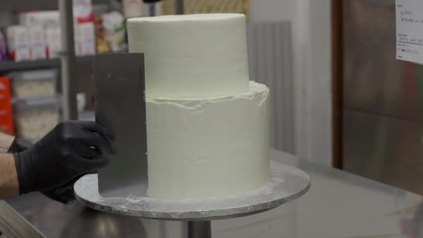 Cake Designer Spinning Smoothing Levelling Frosted Two Floorwhite Wedding Cake — Videoclip de stoc