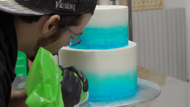Pastry Chef Cake Designer Decorating Turquoise Blue White Frosted Cheesecake — Vídeos de Stock