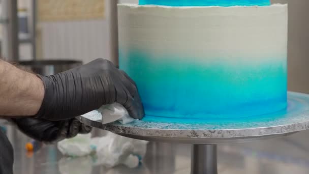Cake Designer Spinning Smoothing Levelling Frosted Grandient Blue White Wedding — Stock Video