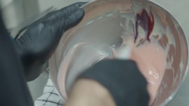 Fusione Tubazioni Sacchetto Rosa Riempimento Gocciolare Una Torta Glassata Video — Video Stock
