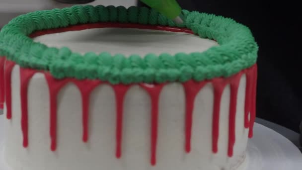 Pastry Chef Cake Designer Decorating Christmas Red Green White Frosted — Vídeos de Stock