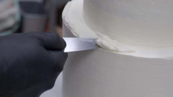 Cake Designer Spinning Smoothing Levelling Frosted Two Floorwhite Wedding Cake — Stock Video