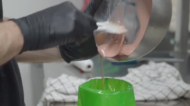 溶かしたパイピングバッグピンクの充填でケーキを滴下4Kビデオ — ストック動画