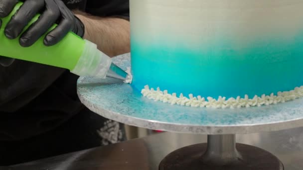 Pastry Chef Cake Designer Decorating Turquoise Blue White Frosted Cheesecake — Stockvideo