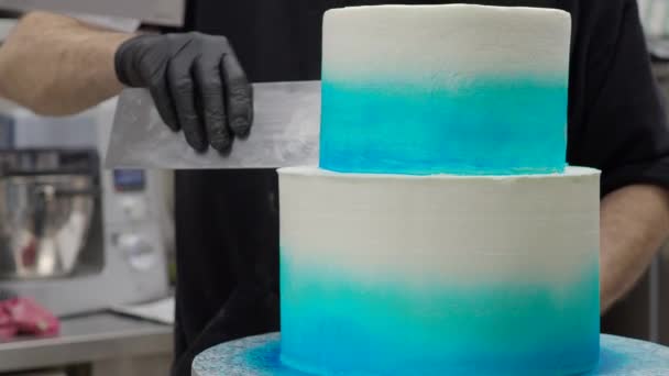 Cake Designer Spinning Smoothing Levelling Frosted Grandient Blue White Wedding — Stockvideo