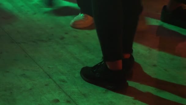 Άνθρωποι Χορεύουν Νύχτα Λεπτομέρεια Των Ποδιών Και Των Ποδιών Χρωματιστό — Αρχείο Βίντεο
