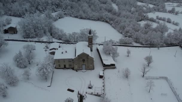 イタリアのアペニンの町の教区の近くの冬の風景の空中映像は イタリアのVerncascaのCastelettoと呼ばれる小さな町で雪に覆われています — ストック動画