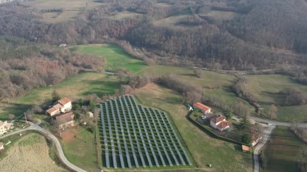Panel Surya Photovoltaic Lanskap Negara Terhadap Langit Cerah Dan Latar — Stok Video