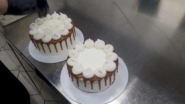 Chef Pastry Baker Preparing Salty Caramel Frosted Dripping White Cakes — Wideo stockowe