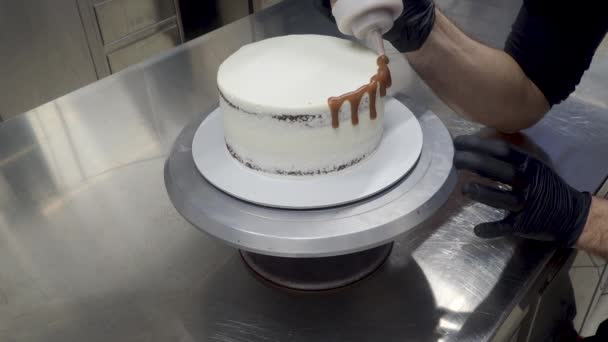 Pasta Şefi Tasarımcısı Koyu Çikolatalı Kremalı Beyaz Pastayı Kahverengimsi Sıkan — Stok video