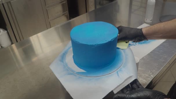 Kビデオデザイナーケーキペストリーシェフパン屋層状の焼き菓子で食用ブルーペイント食品スプレーを使用しています — ストック動画