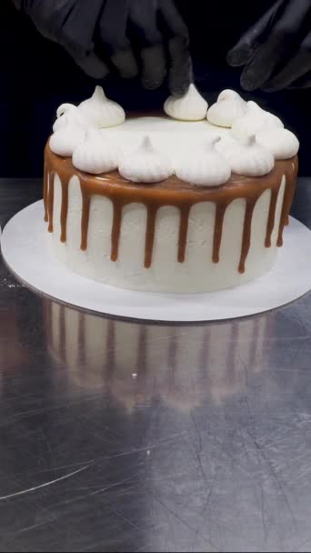 Koki Pastry Baker Menyiapkan Karamel Asin Beku Menetes Kue Putih — Stok Video
