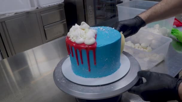 Mavi Spreyli Pasta Tezgahın Üzerine Damlatılmış Kırmızı Ganache Dolgu Beyaz — Stok video