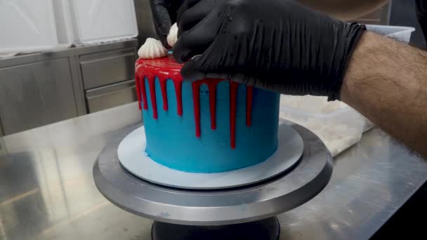Niebieski Spryskany Mrożony Tort Podstawce Czerwonym Nadzieniem Ganache Białe Bezy — Wideo stockowe