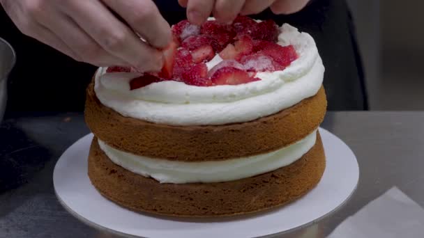 Chef Pastry Designer Confectioning Frosted Tall Layered Cake Stuffed Strawberries — Wideo stockowe