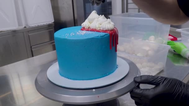 Blue Sprayed Frosted Cake Stand Dripped Red Ganache Filling White — Video Stock
