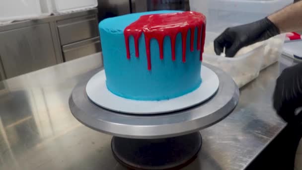 Blue Sprayed Frosted Cake Stand Dripped Red Ganache Filling White — Vídeo de Stock