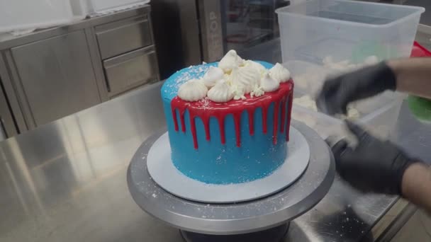 Mavi Spreyli Pasta Tezgahın Üzerine Damlatılmış Kırmızı Ganache Dolgu Beyaz — Stok video
