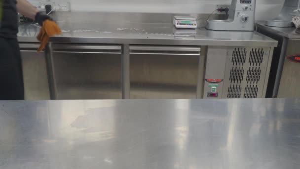 Professional Staff Cleaning Stainless Still Countertop Professional Commercial Kitchen — Vídeo de Stock