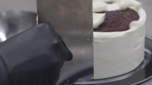 Chef Kok Gebak Ontwerper Confectioneren Een Bevroren Verdiepingen Gelaagde Taart — Stockvideo