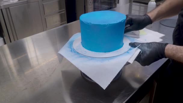 비디오 디자이너 케이크 페이스트리 요리사 파란색으로 수있는 페인트를 뿌리고 설탕을 — 비디오
