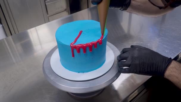 파란색 스프레이를 케이크에 괴저로 인어공주와 크림이 떨어지는 — 비디오