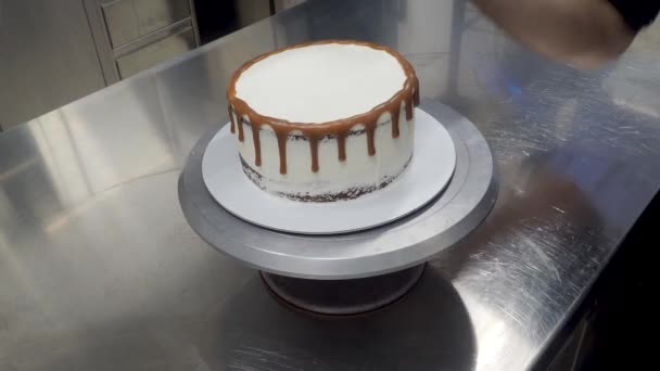 Κέικ Ζαχαροπλαστικής Σχεδιαστής Σεφ Διακόσμηση Σκούρο Σοκολάτα Παγωμένος Λευκό Κέικ — Αρχείο Βίντεο