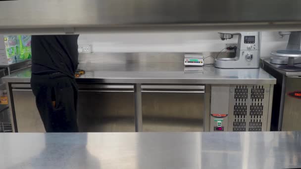 Професійне Прибирання Персоналу Нержавіючої Стільниці Професійній Комерційній Кухні — стокове відео