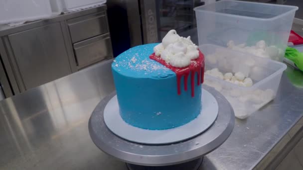Blauw Besproeide Frosted Cake Standaard Met Rode Ganache Vulling Witte — Stockvideo