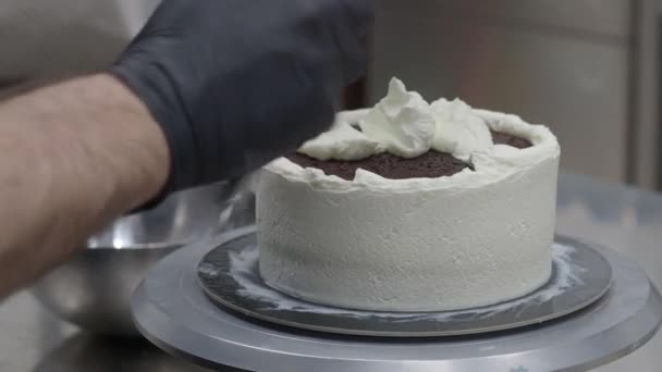 Σεφ Ζαχαροπλαστικής Σχεδιαστής Ζαχαροπλαστικής Ένα Παγωμένο Κέικ Πατωμάτων Γεμιστό Φράουλες — Αρχείο Βίντεο