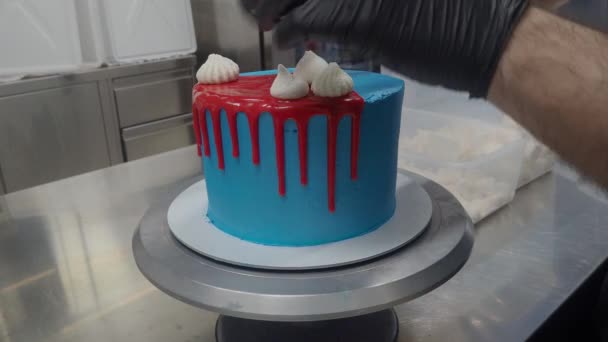 Niebieski Spryskany Mrożony Tort Podstawce Czerwonym Nadzieniem Ganache Białe Bezy — Wideo stockowe