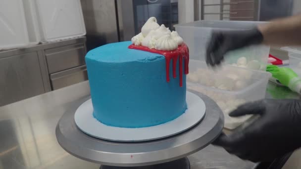 Blue Sprayed Frosted Cake Stand Dripped Red Ganache Filling White — 비디오