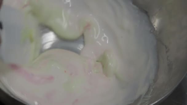 糕点甜食烘培师的手在实验室里把奶油装进袋子里 在蛋糕上涂上奶油 — 图库视频影像