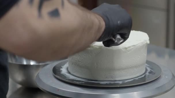 Çilek Yaban Mersini Çırpılmış Tereyağlı Kremayla Doldurulmuş Katlı Pasta Hazırlayan — Stok video