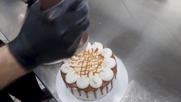Şef Hamur Işi Fırıncı Tuzlu Karamel Hazırlıyor Kremalı Beyaz Pastalar — Stok video