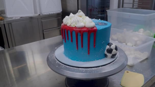 Синій Обприскуваний Матовий Торт Підставці Червоною Начинкою Ганаша Білими Обертаннями — стокове відео