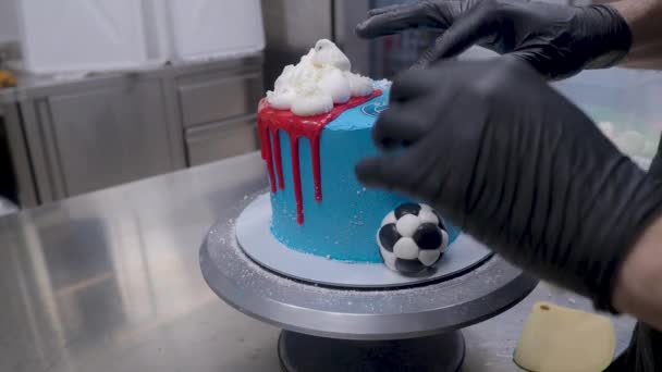 Blauw Besproeide Frosted Cake Standaard Met Rode Ganache Vulling Witte — Stockvideo