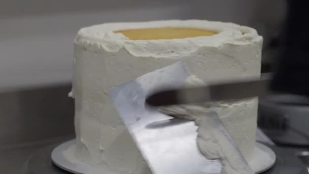 Chef Pastelero Confeccionando Pastel Esmerilado Capas Altas Relleno Fresas Crema — Vídeos de Stock