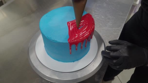 Blue Sprayed Frosted Cake Stand Dripped Red Ganache Filling White — Αρχείο Βίντεο