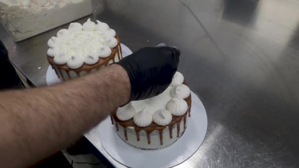 Chef Pasteleiro Preparar Salgado Caramelo Fosco Gotejamento Bolos Brancos Com — Vídeo de Stock