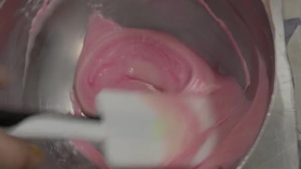 糕点甜食烘培师的手在实验室里把奶油装进袋子里 在蛋糕上涂上奶油 — 图库视频影像